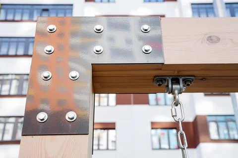 Angular fastening of logs, bolted connection of the metal corner, chain cling Foto stock