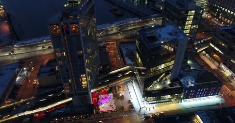 Angular glass towers surround a lit rooftop plaza on Manhattan's West Side Vidéo 83770281