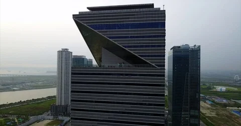 Angular Incheon Office Tower with Rooftop Helipad 库存影片 78702561