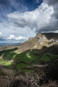 Angulo valley mountains under the clouds in Burgos Foto stock