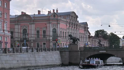 Anichkov bridge. View of the bridge with statues of horses from the water Stock Footage 184080804