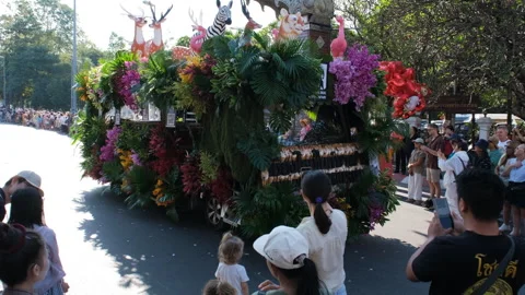 Animal figure float rolls through festival parade Stock-Footage 345331227