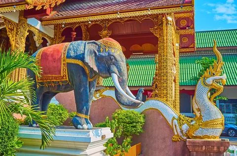 Animals and mythic creatures statues in Wat Saen Muang Ma, Chiang Mai, Thaila Фото