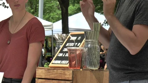 An Animated Explanation Using Hands 스톡 동영상 99314529