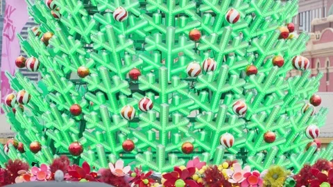 Animated LED Christmas Tree with Festive Ornaments Stockbeeldmateriaal 323681775