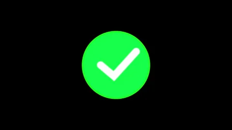 Animated white checkmark symbol appearing inside green circular background. Vídeos de archivo 337444025
