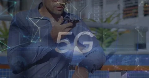 Animation of 5g text and microprocessor connections over caucasian man talking Vídeo Stock 229660220