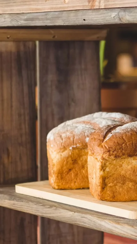 Animation of bread loafs on shelves in schop Video stock 319925668