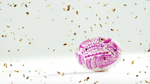 Animation of confetti over easter egg with pattern on white background at easter Stockbeeldmateriaal 330339068