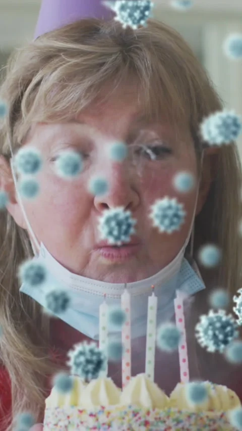 Animation of covid 19 virus cells over caucasian senior woman wearing face mask Stockbeeldmateriaal 324706552