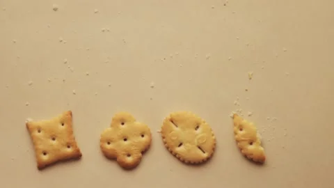 An animation of dry crackers 库存影片 175715744