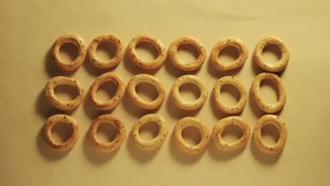An animation of dry ring-shaped crackers Video stock 169592508