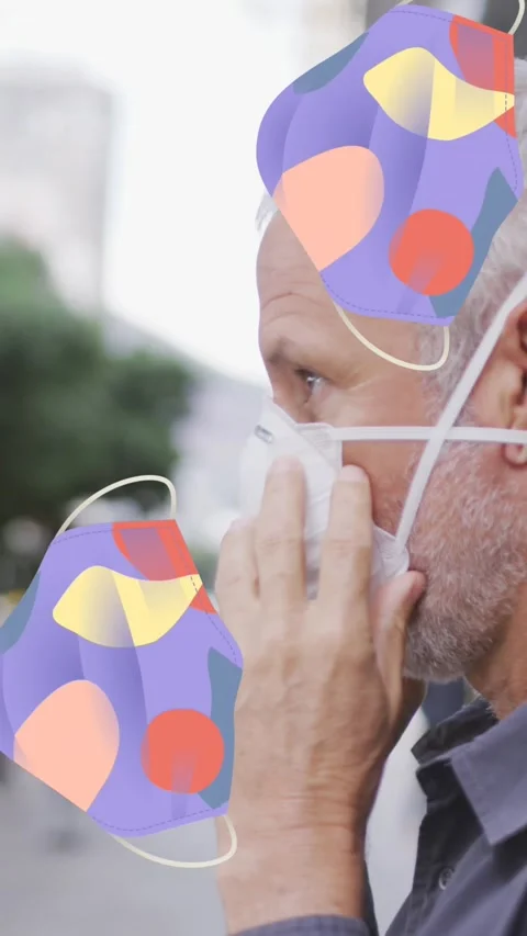 Animation of falling covid 19 cells over senior caucasian man wearing face mask Vidéo 343644158