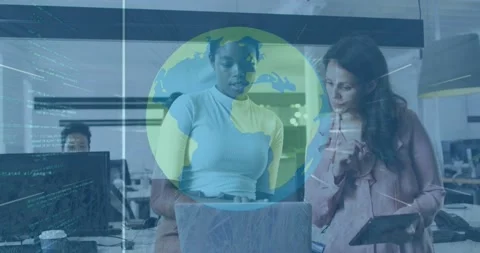 Animation of globe, programming language over diverse female coworkers Vidéo 226051508