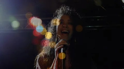 Animation of light spots over african american female singer 库存影片 234657965