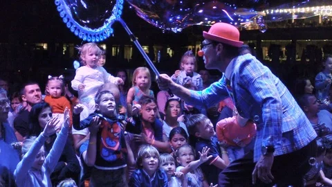 Animation program for children at the resort. Clowns entertain guests of the 動画素材 92349319