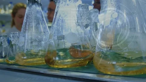 Animation of scope scanning and data processing over beakers in lab Vidéo 171619917