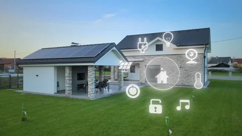 Animation of smart home system icons in front of modern house with solar panels. 库存影片 339877056