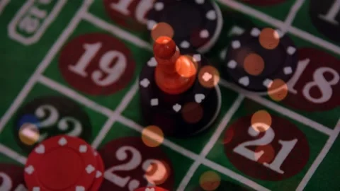 Animation of spots of light over close up of a stack of casino poker chips on a 库存影片 330593351