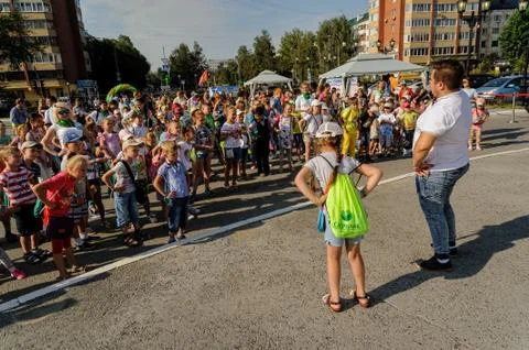 The animator entertains children in show program Fotos de archivo