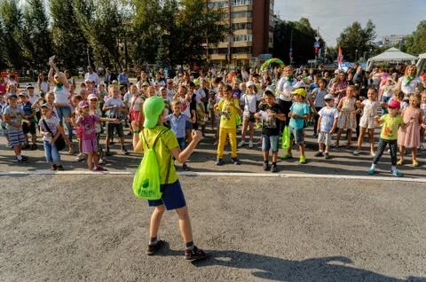 The animator entertains children in show program Fotos de archivo