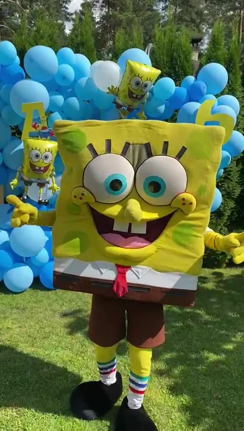 Animator in life-size puppet costume of Sponge Bob Stock Footage 236925818