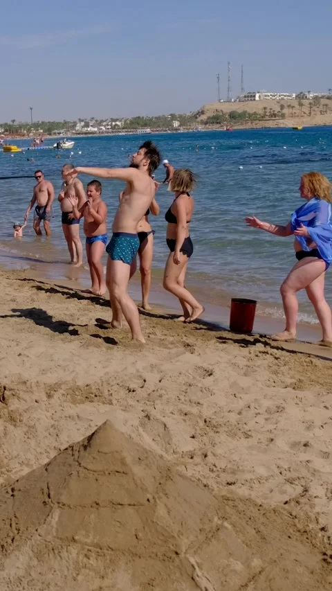 Animators on the beach dance and entertain vacationers. Video stock 291967597