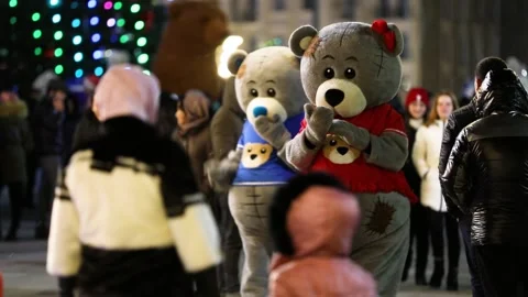 Animators dressed as bears entertain visitors to the amusement park 스톡 동영상 172240954
