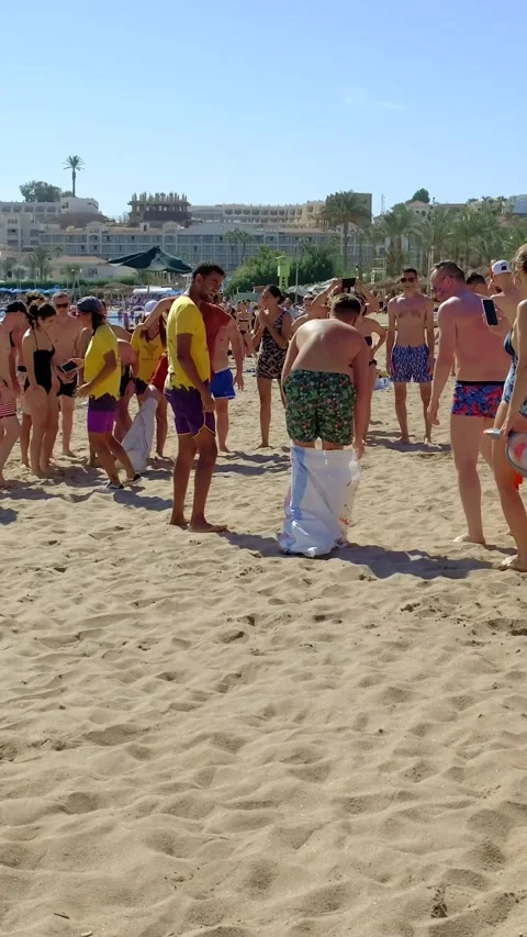 Animators hold the Olympic Games on the beach Vídeo Stock 291967307