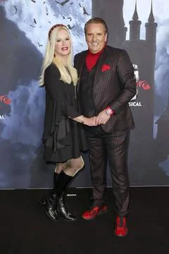  Anna Heesch und Ralf Dümmel bei der Premiere des Musicals Tanz der Vampir.. Stock Photos
