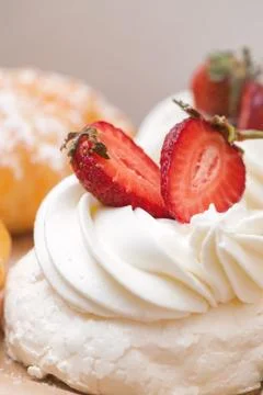 Anna Pavlova cake with strawberry Stock Photos
