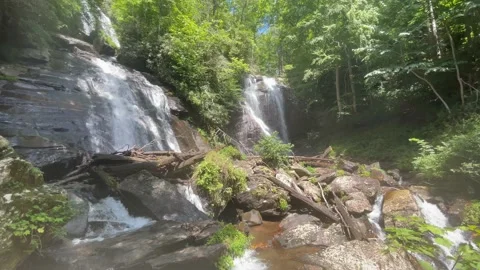Anna Ruby Falls twin waterfalls in sunny lighting Видео 206083269