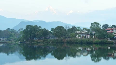Annapurna mountain range reflection view on lake in Pokhara 4k zoom in time.. Vídeos de archivo 308394445