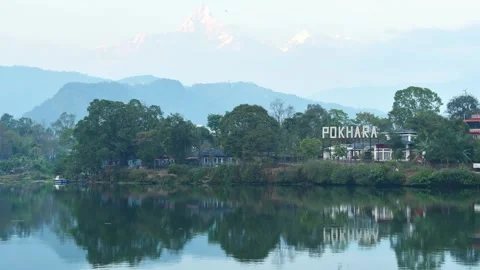 Annapurna mountain range reflection view on lake in Pokhara 4k zoom in time.. Stockbeeldmateriaal 315492262
