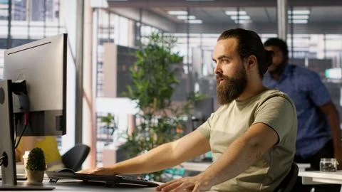Annoyed worker at work raging after losing all progress due to computer crash Stock-Fotos