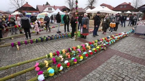 Annual contest for the tallest   Easter palm on Palm Sunday Vidéo 237380371