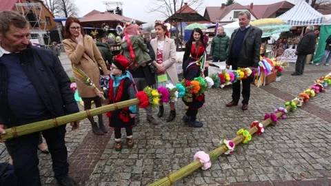 Annual contest for the tallest   Easter palm on Palm Sunday Vidéo 237380625