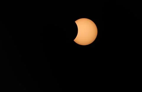 Annular partial solar eclipse making 'ring of fire' effect seen from northern In 库存照片