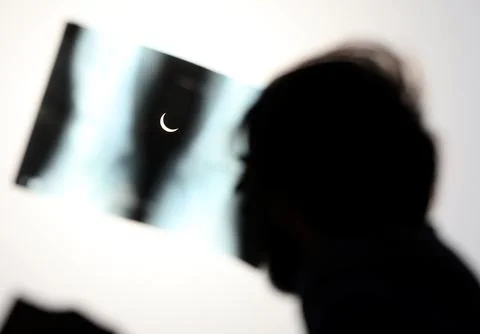 Annular partial solar eclipse making 'ring of fire' effect seen from northern In 库存照片