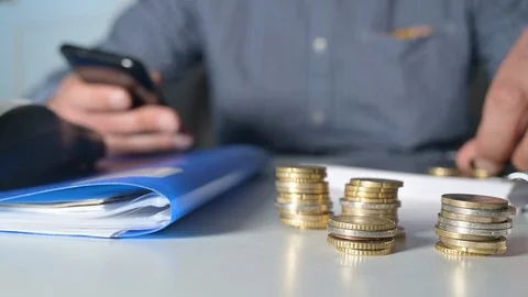 Anonymous accountant has few coins to count Vídeo Stock 130076727