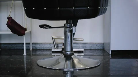 Anonymous Client in Sneakers Swaying Side to Side in Salon Chair 库存影片 306280105