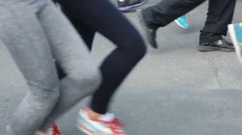 Anonymous crowd runs from left to right. Only legs 스톡 동영상 63503163