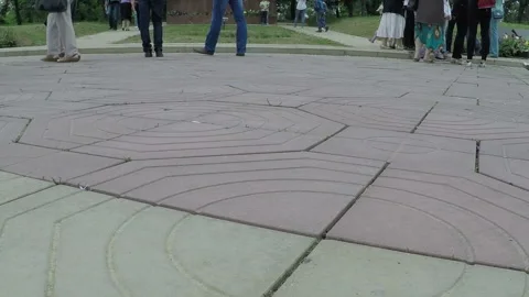 Anonymous crowd runs in slow mo from right to left. Only legs. 스톡 동영상 90757460