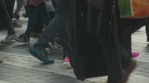 Anonymous crowd slowmotion walk 動画素材 52853356