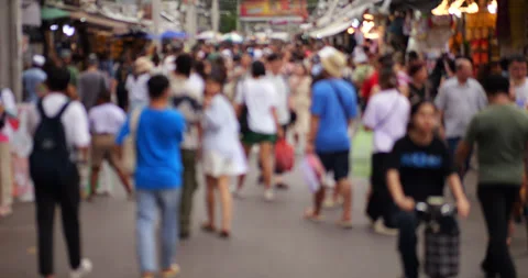 Anonymous crowd walking on street at Chatuchak market of Bangkok 库存影片 326375149