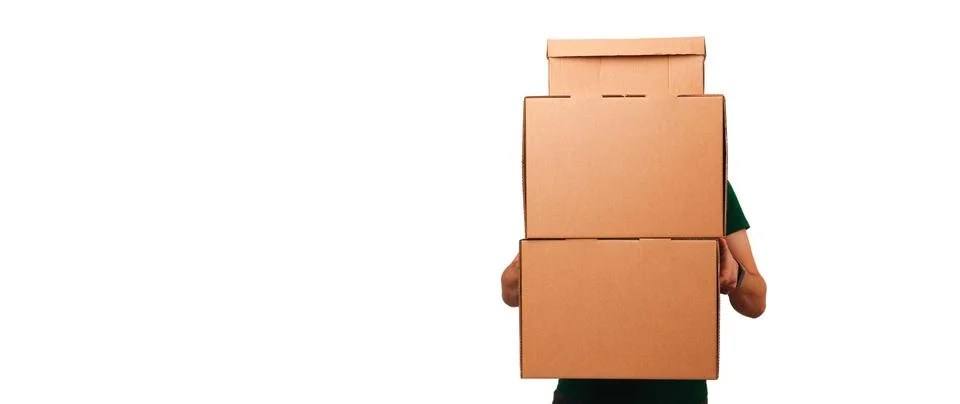 Anonymous Delivery Man with a Stack of Packages - Embodying the Essence of Foto stock