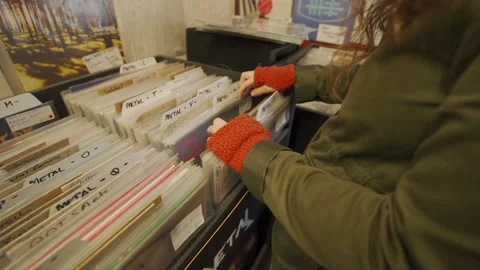 Anonymous Female Browsing Through Vinyl Record Section. Vídeos de archivo 136605997