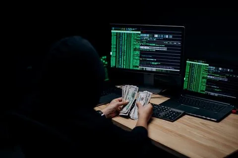 Anonymous hacker counting money Stock-Fotos