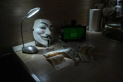 An anonymous hacker tries to crack the operating system's protection Foto stock