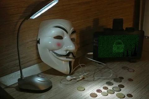 An anonymous hacker tries to crack the operating system's protection Foto stock